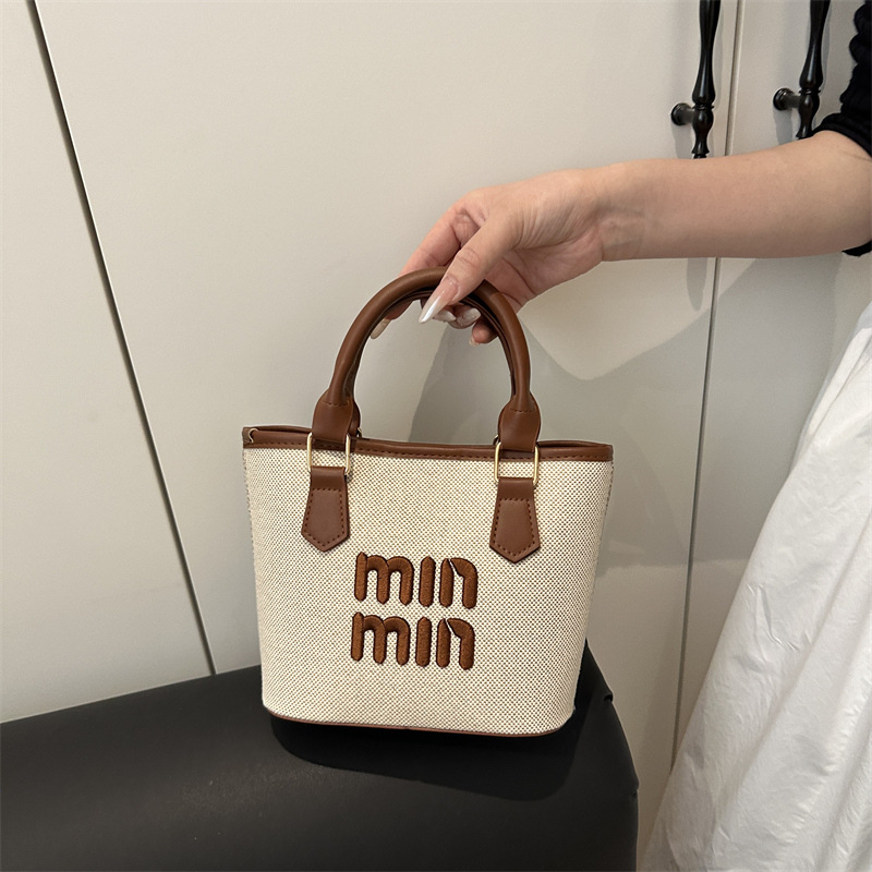 Bolso pequeño portátil de bambú de verano para mujer 2025 nuevo bolso de cubo de un solo hombro con patrón de costura tejido exquisito mensajero de salida