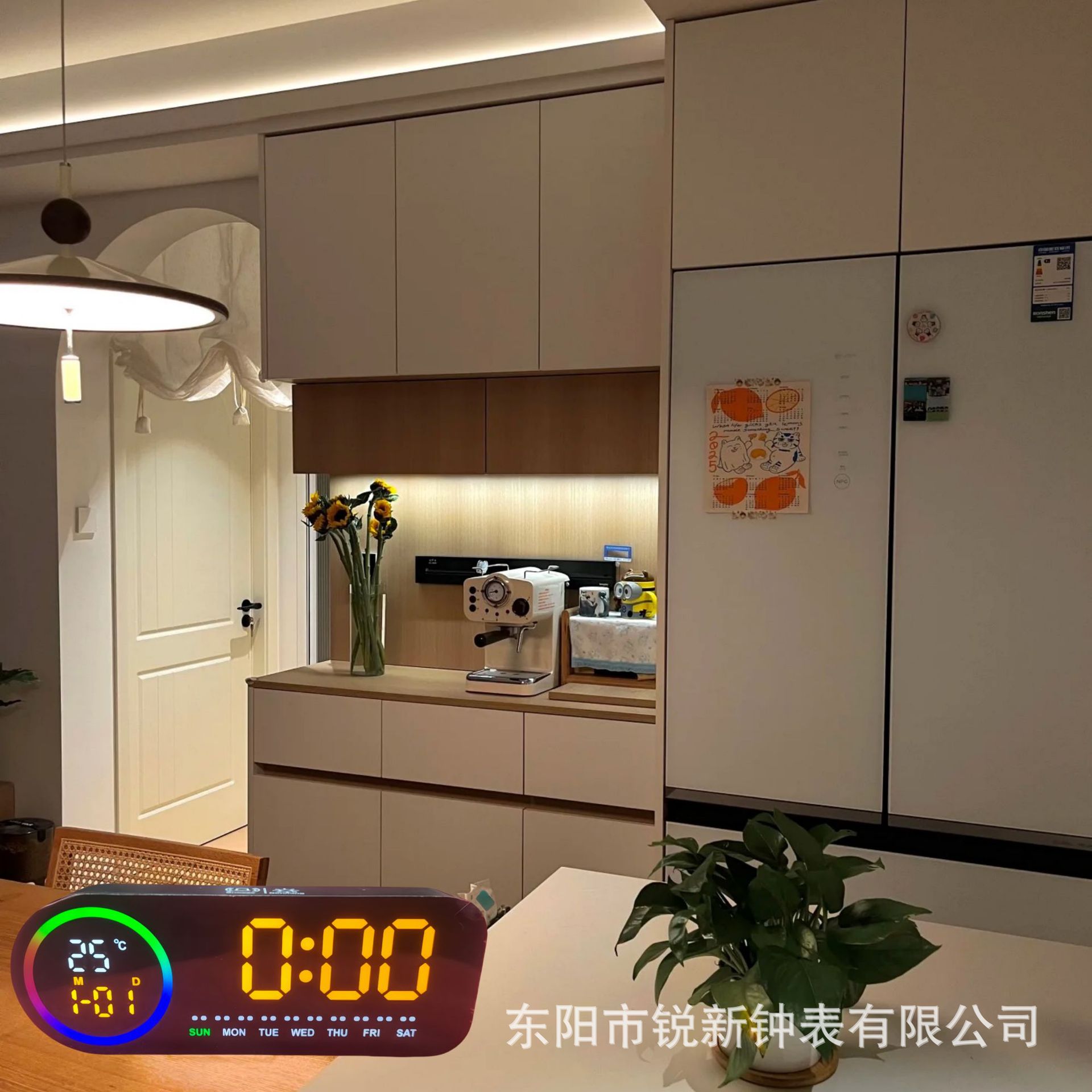 Venta caliente de Amazon viene con un reloj de apertura, pantalla grande simple, reloj electrónico LED, banda de reloj, fecha, dos grupos de relojes de alarma 2708