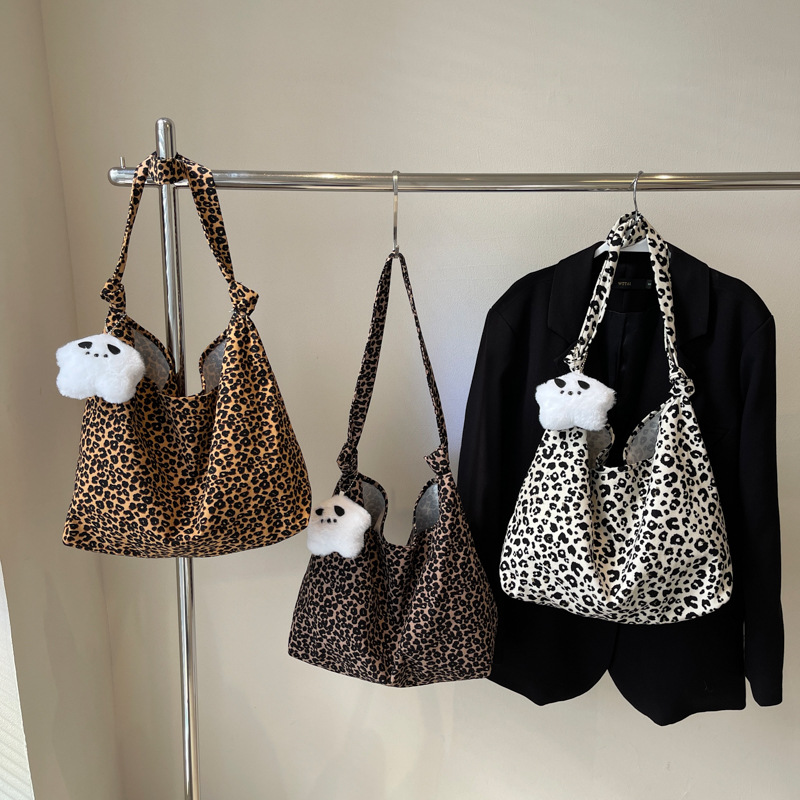 Estilo japonés y coreano estilo occidental de moda pequeño bolso de hombro con estampado de leopardo 2024 nuevo bolso de lona de gran capacidad bolso femenino de viaje al por mayor