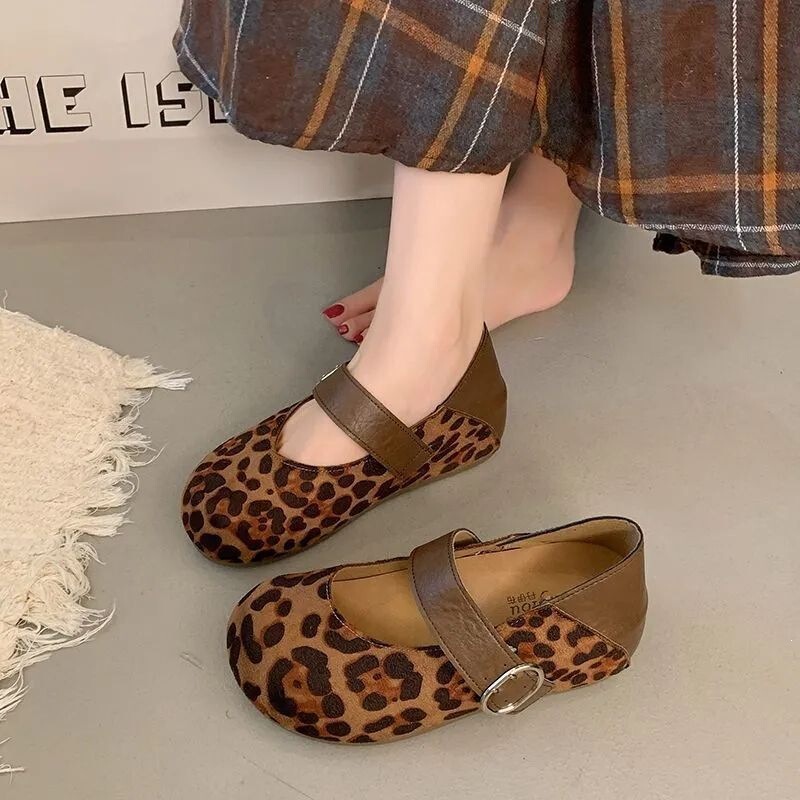 Shallow, flat, non-slip women's shoes, summer 2026 versatile leopard print Birkenstock style, height-increasing soft-soled new women's shoes Shallow, flat, non-slip women's shoes, summer 2026 versatile leopard print Birkenstock style, height-increasing soft-soled new women's shoes