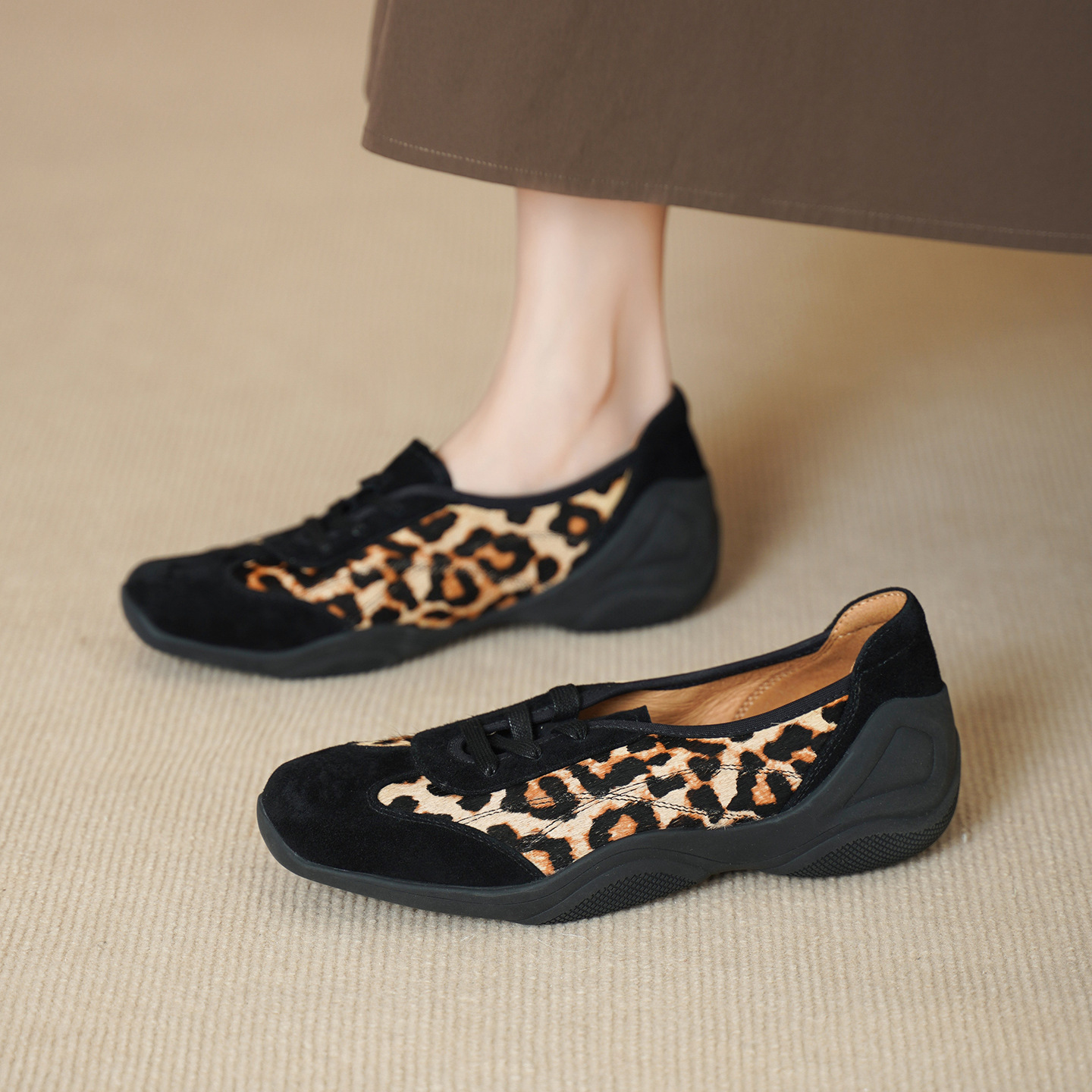 Giày sneaker nữ đế dày phối màu dây buộc phong cách Đức Huấn — đen
