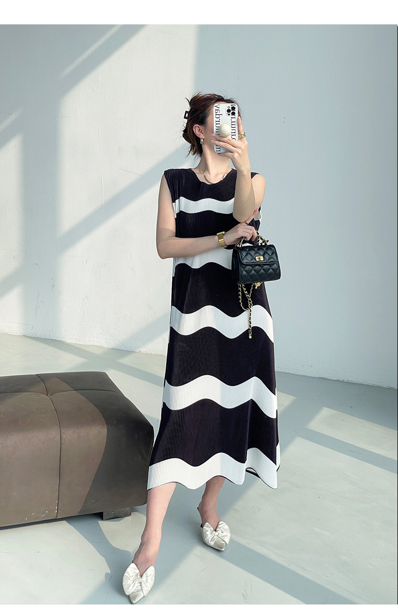 Đầm maxi nữ xếp ly dáng ôm, không tay, họa tiết sọc — Màu đen chi tiết 1