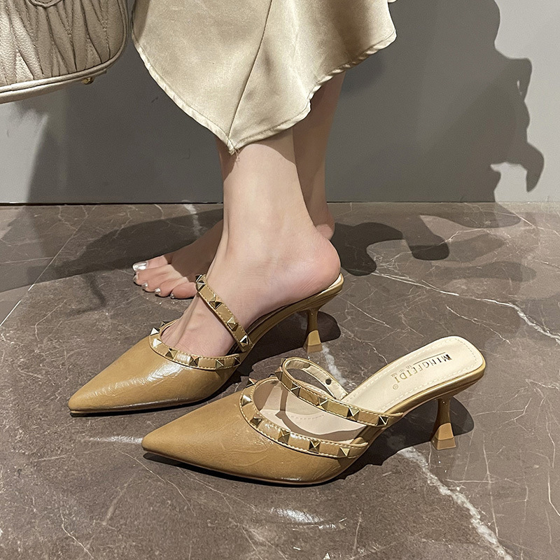 Semi pantuflas Baotou 2025 nuevo estilo de verano para llevar una sola palabra con remaches sandalias y pantuflas de tacón alto para mujer puntiagudo todo fósforo