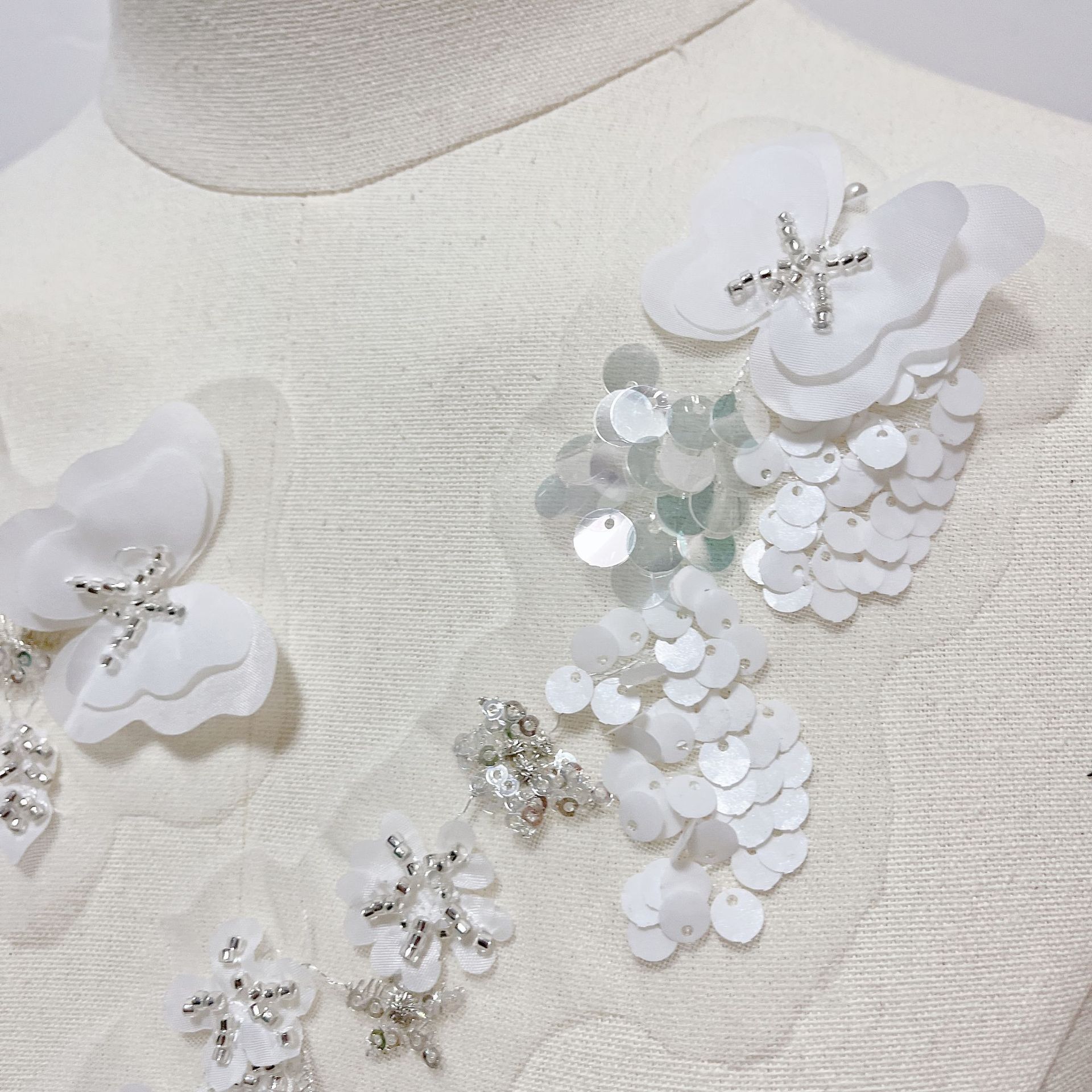 白色立体绣贴花  钉珠亮片双层蝴蝶花朵造型精致DIY辅料花边配件