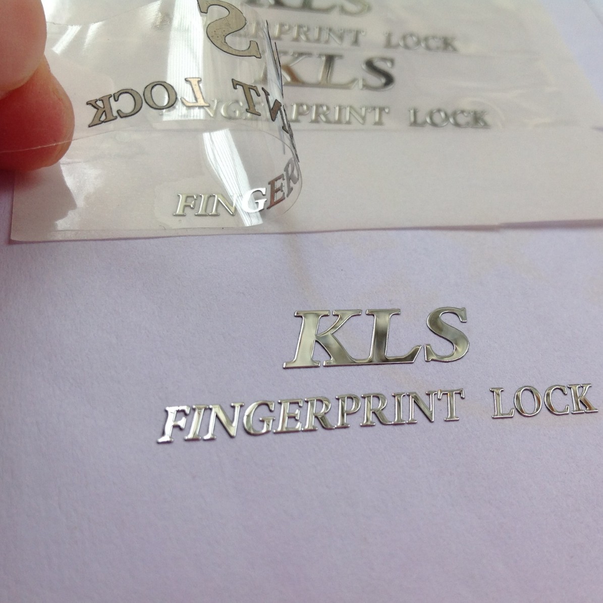 工厂金色字贴 沙底亮字薄标UP贴金属logo 自粘金色纯镍标 银色标