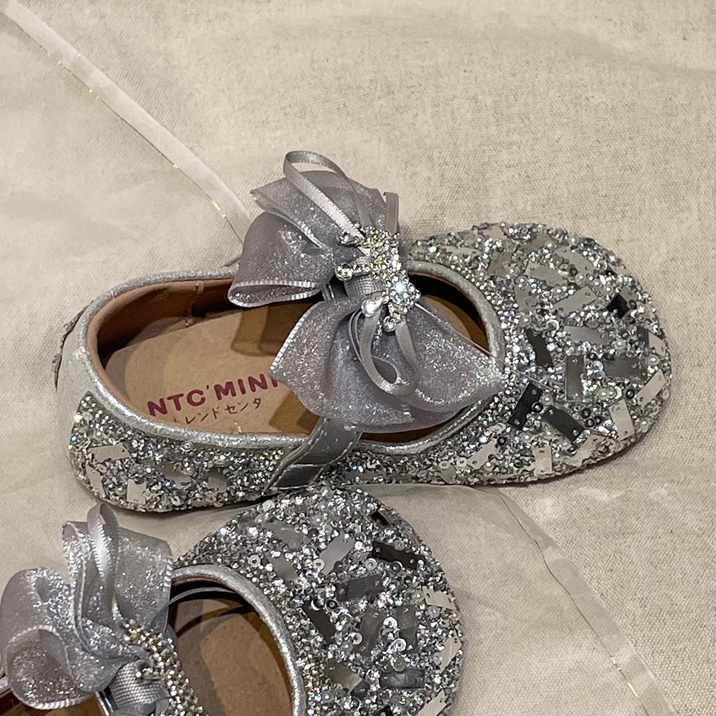 2026 Spring New Girls' Sequin Bow Princess Shoes Toddler Soft Sole Performance Shoes Sweet Crystal Leather Shoes