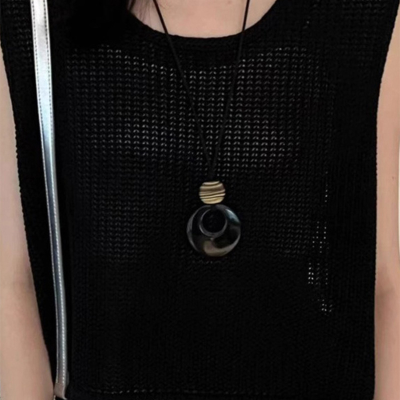 Minimalista para usar accesorios de moda de estilo cóncavo cuello halter mini bolso pequeño diseño exquisito mini bolso de media luna collar mujer