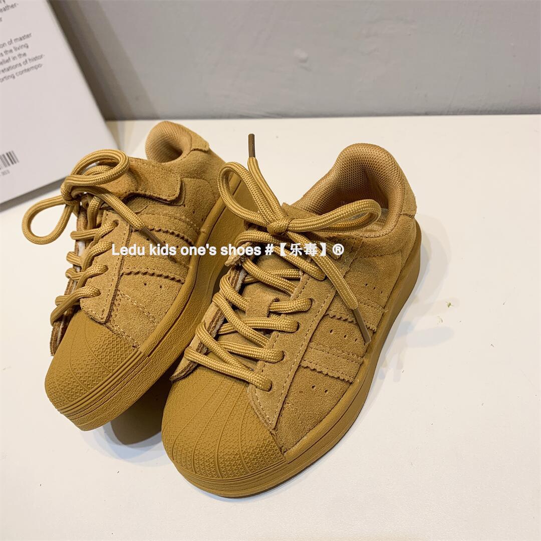 Zapatos de tacón de piel de vaca para niños 2023 Primavera y otoño Nueva zapatilla de deporte para niños de estilo coreano zapatos de bebé para niñas medianas y grandes para niños