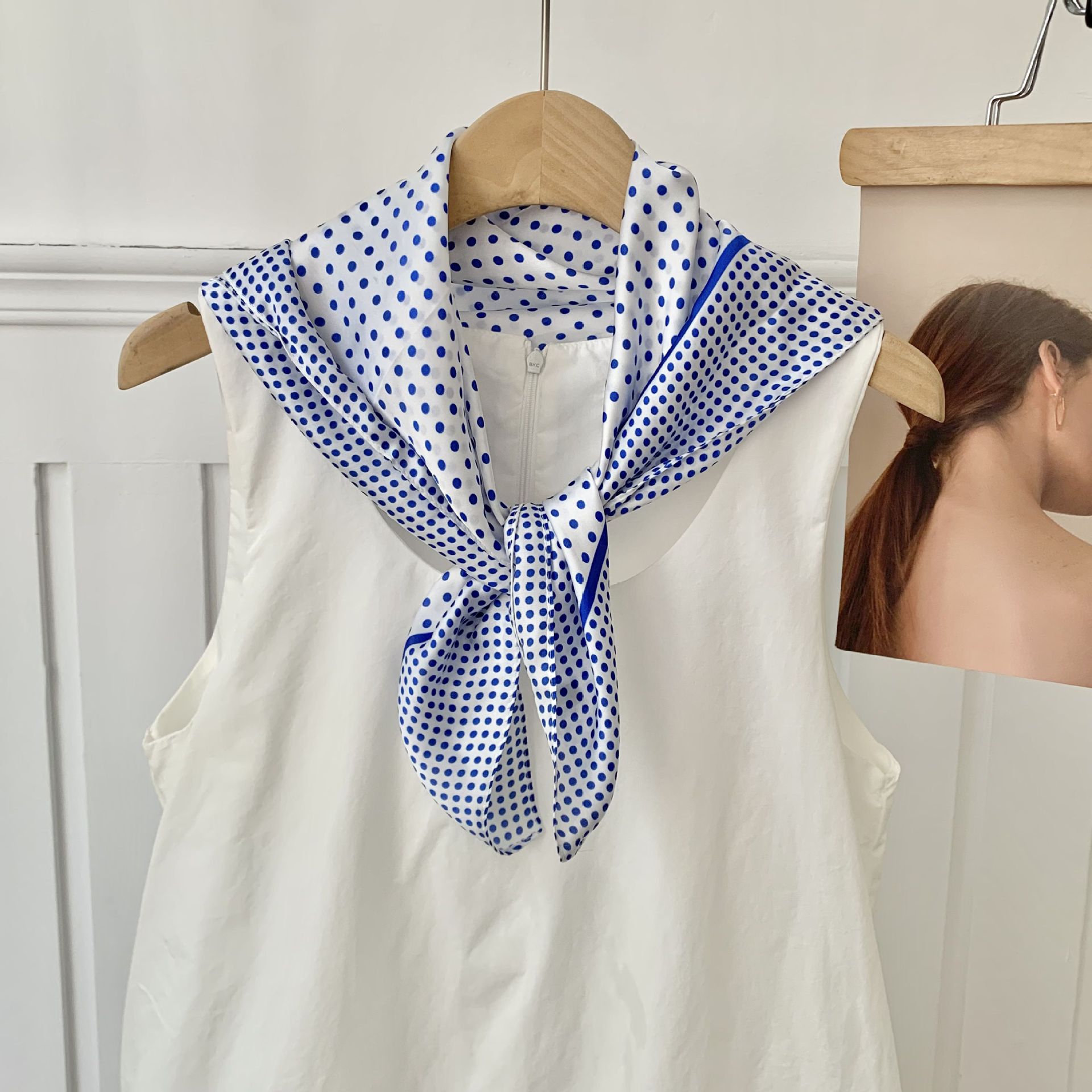 70*70 lunares pequeño pañuelo cuadrado femenino primavera y verano nuevo estilo coreano todo-fósforo protector solar protección del cuello bufanda bolso de moda pañuelo pañuelo de seda