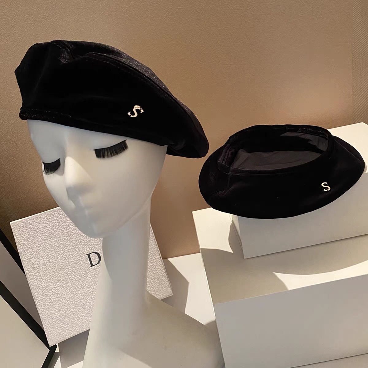 Basco da pittore in velluto nero da donna con dettagli oro_voghion.com