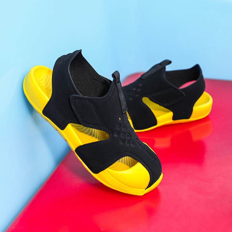 Sandalias para niños con punta cerrada para hombres y mujeres al por mayor Zapatillas de bebé para niños grandes, medianas y pequeñas nuevos zapatos de playa antideslizantes populares a prueba de agua