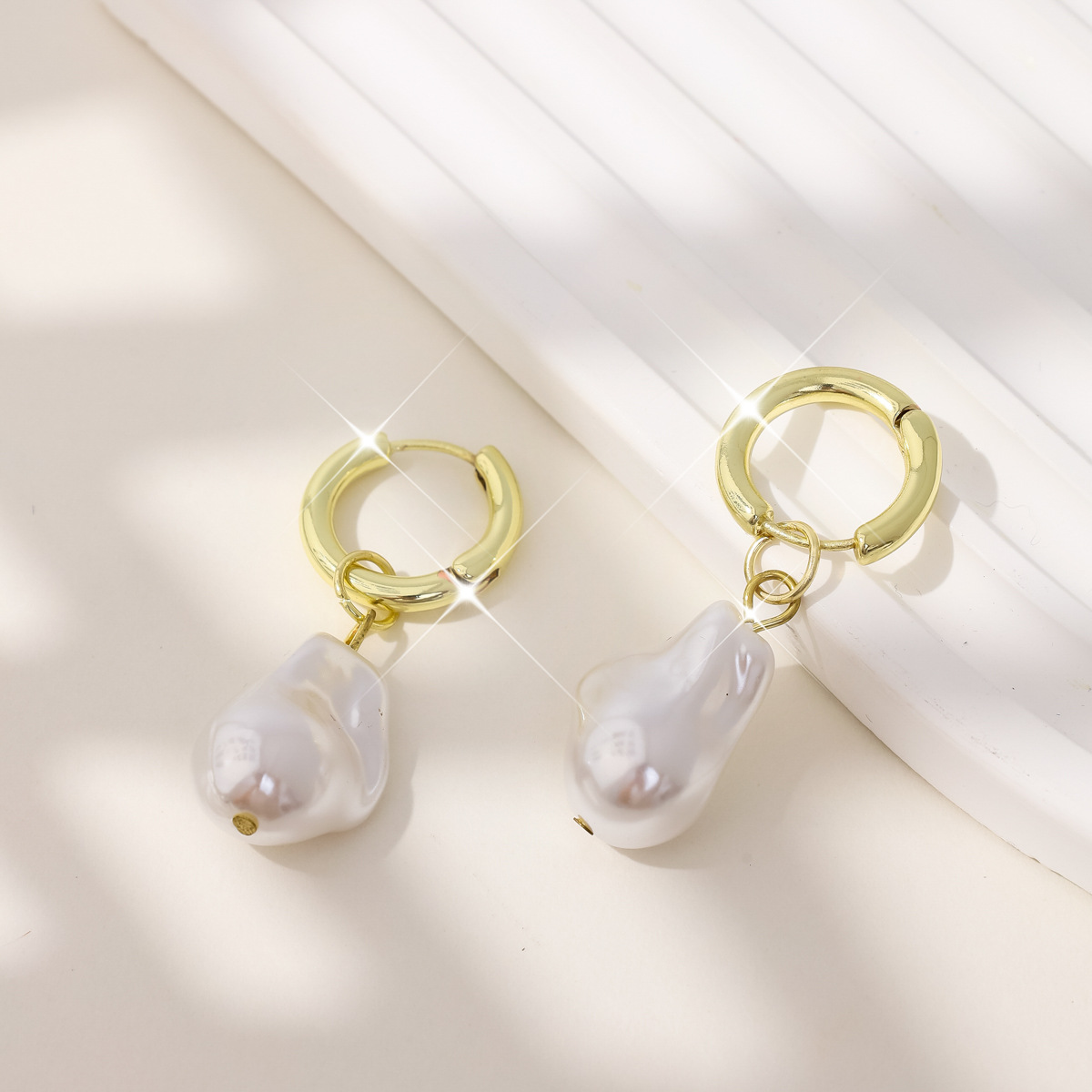 Brincos pendentes com pérola barroca estilo francês dourados_voghion.com