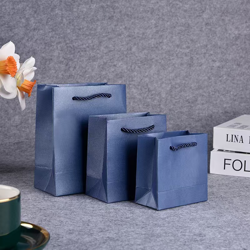 Caja de regalo de joyería azul bolsas de mano pequeñas bolsas de aretes de regalo pulseras bolsas de papel de alto nivel bolsas de regalo de negocios LOGO