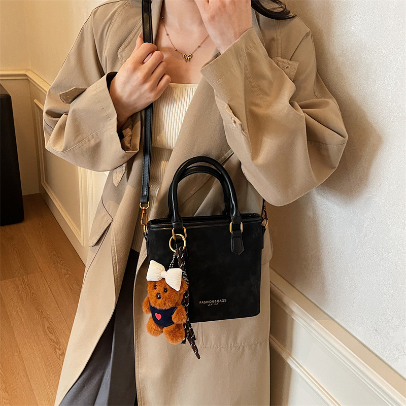 Bolso de mano esmerilado transfronterizo 2025, nuevo invierno popular bolso de cubo de moda de mujer bolso de hombro de estilo extranjero mochila