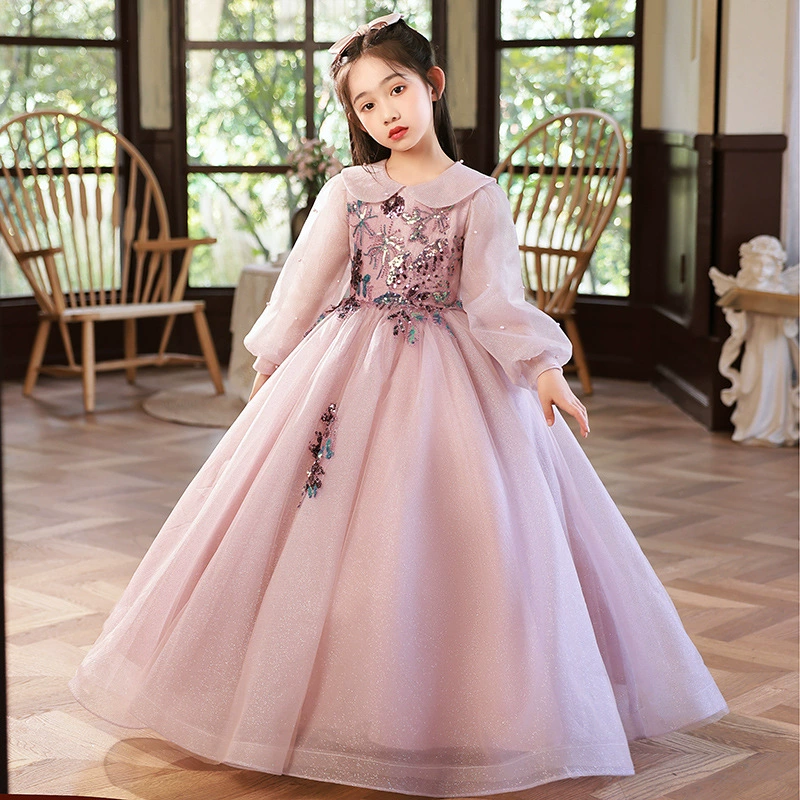 Пианино играет на девушке платье светло-экстравагантное нишу высокого класса платье принцессы на день рождения