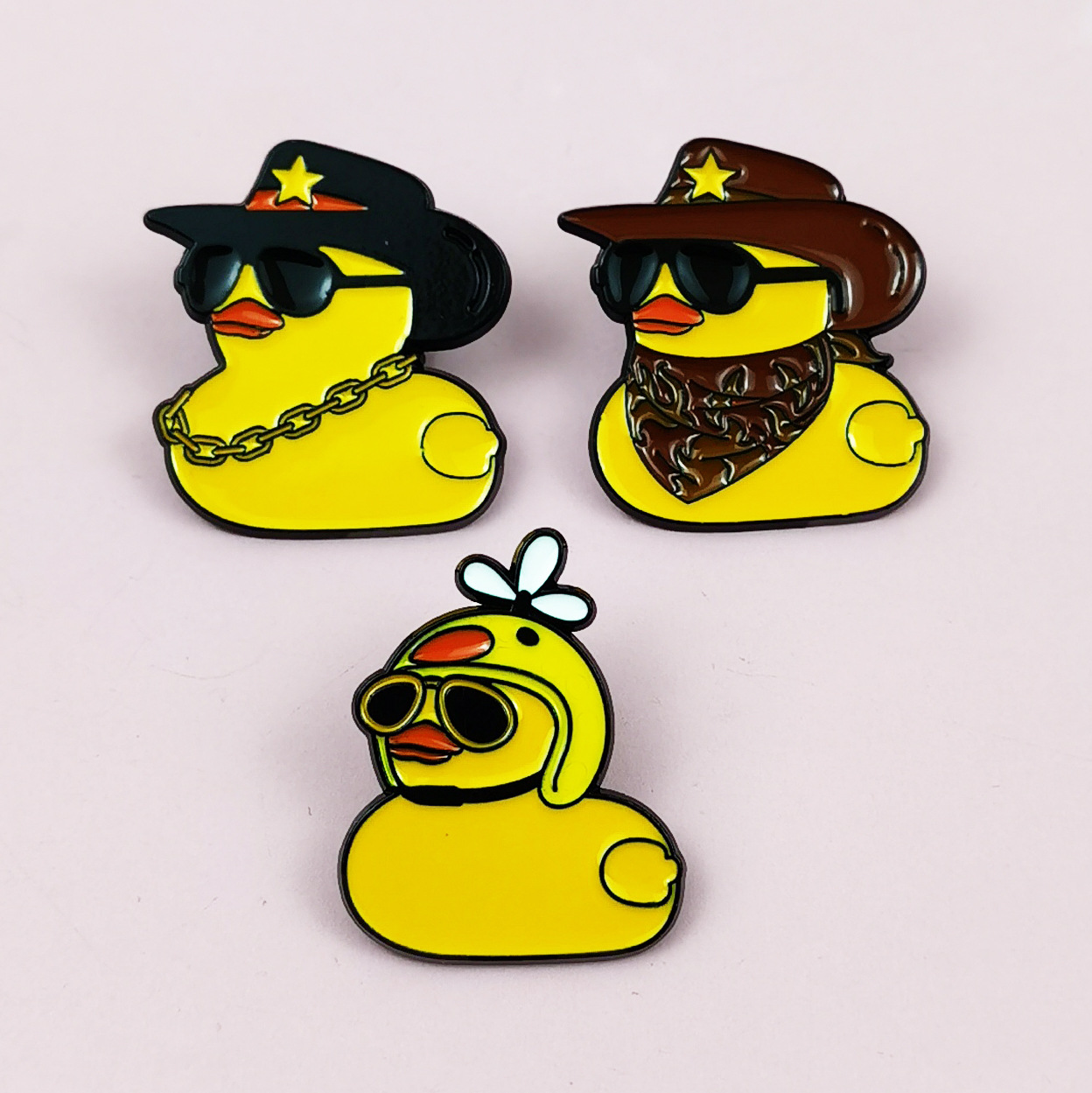 Broche con forma de pato amarillo frito fresco transfronterizo, bolso de pareja de dibujos animados lindo, accesorios fijos, pines de placa de aleación