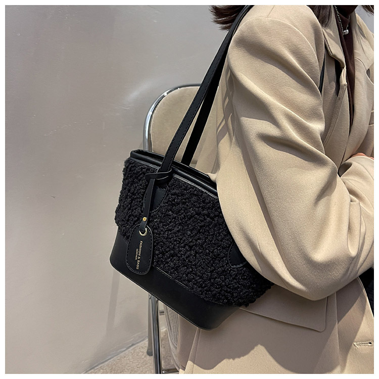 Herbst Und Winter Wolle Plüsch Umhängetasche Frauen 2021 Neue Große Kapazität Plüsch Große Tasche Umhängetasche Handtasche Frauen Tasche display picture 7