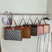 �߼���2026�紺�¿�羳FENײɫ���ذ� tote����μ����QŮ��bags