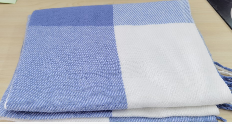 新商品の千鳥格ファッションはカシミヤの女性モデルに似合います。