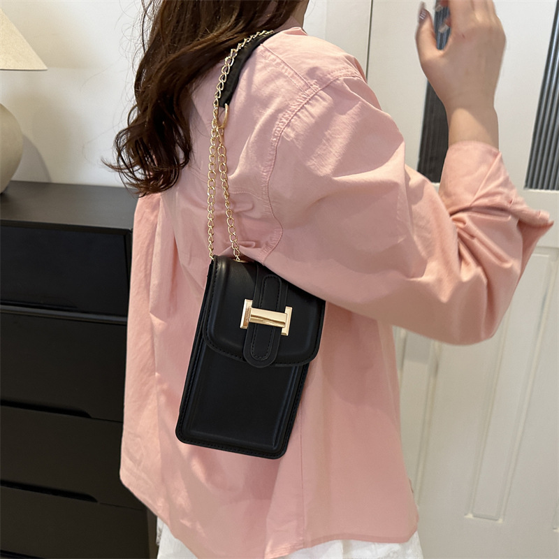 가방 여성의 2024 가을 새로운 패션 체인 작은 광장 가방 틈새 디자인 단색 간단한 모든 경기 어깨 크로스 백