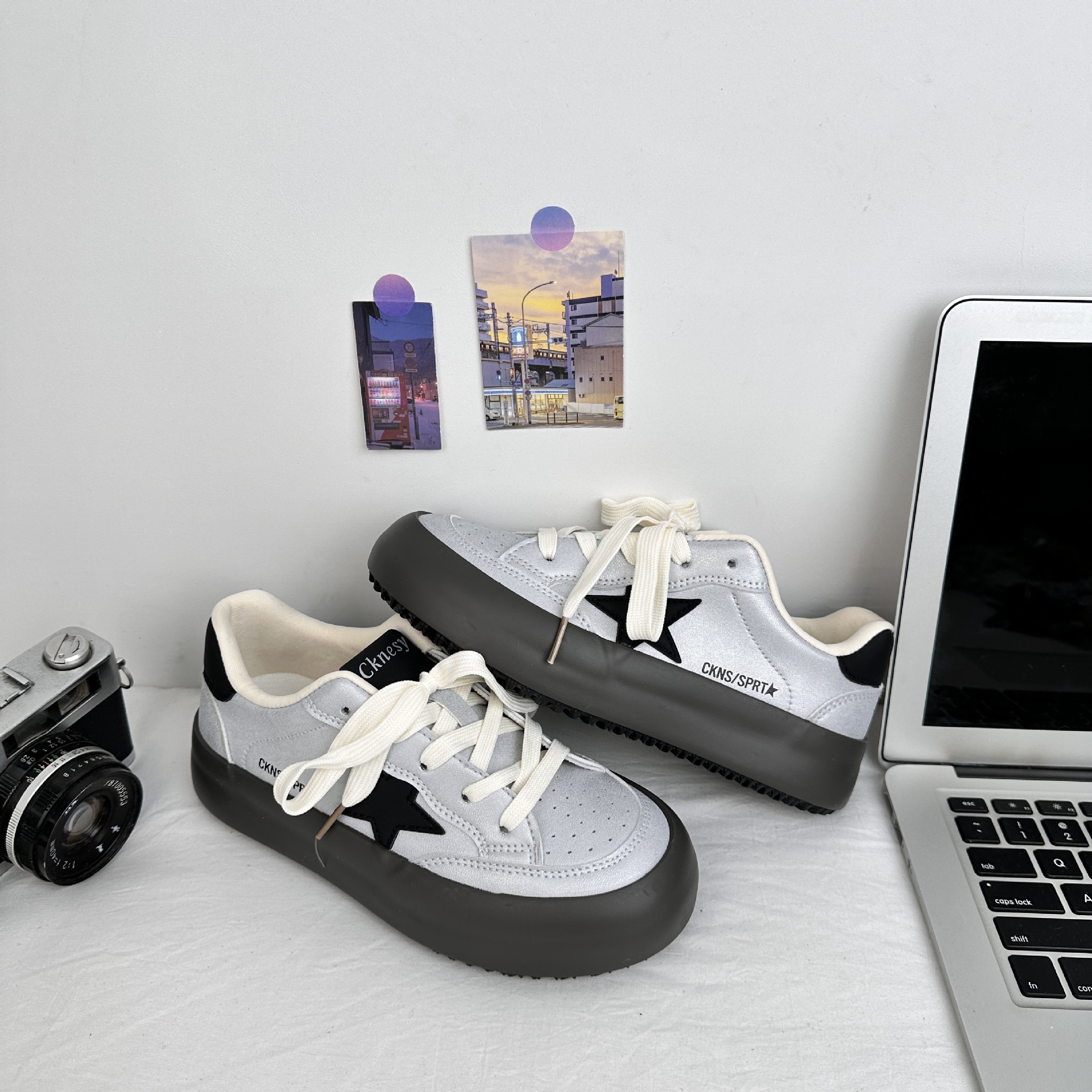 Zapatos blancos de suela gruesa para mujeres 2025, nuevos zapatos de cabeza suave y bonitos, zapatos de skate de suela gruesa para todos los padres 6606