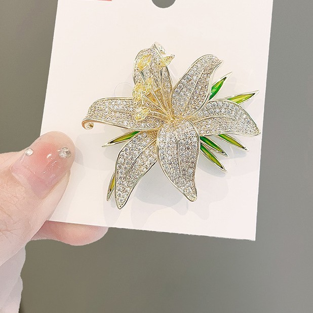 Broche de hoja de lujo con estrás para mujer elegante imperdible_voghion.com