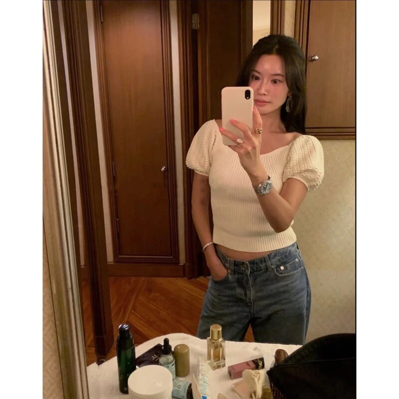 Now the New 2026 Spring Collection from Korean Designer Elb*Rn: a Stylish Two-Way Wear Solid Color Thin Knit Sweater Now the New 2026 Spring Collection from Korean Designer Elb*Rn: a Stylish Two-Way Wear Solid Color Thin Knit Sweater