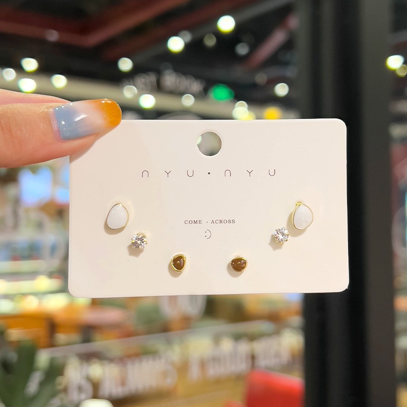 Pendientes frescos con aguja de plata que gotea aceite Pendientes perforados de alta gama de moda femenina Pendientes simples de tres piezas de nicho al por mayor