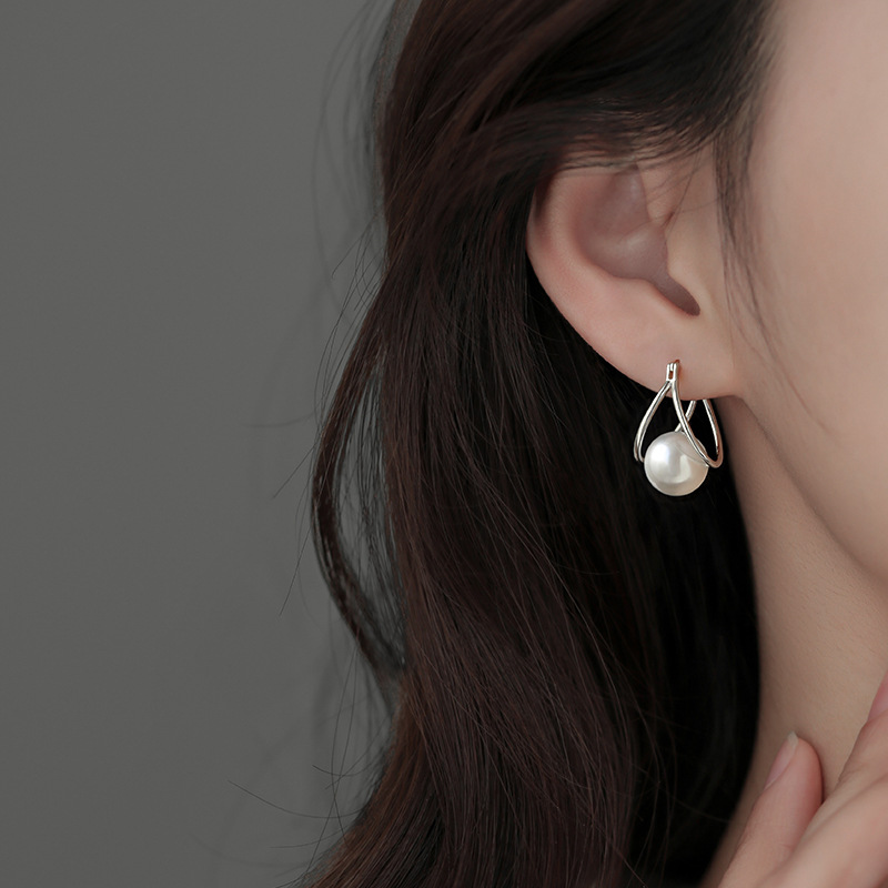 Elegant fashionable earrings from pearl