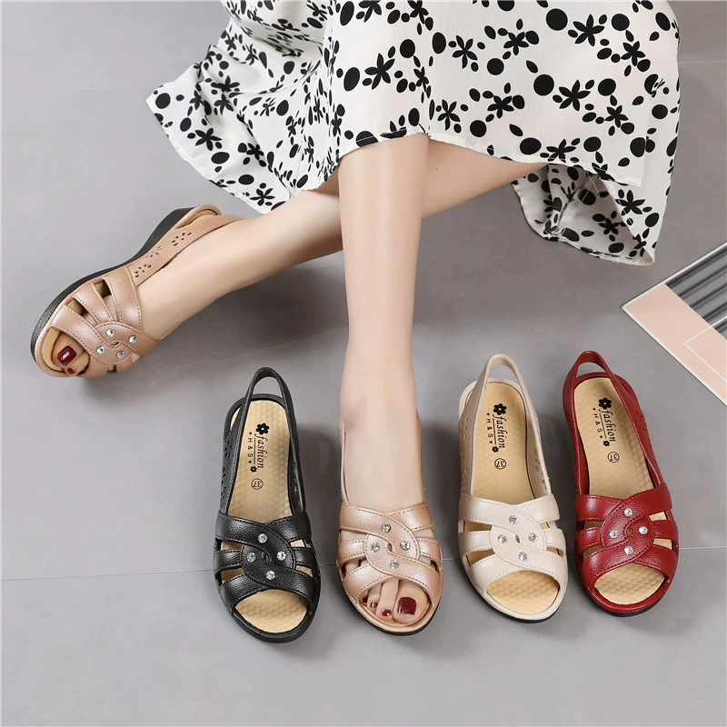 Новинка 2024, сандалии для мам, верхняя одежда, мягкая подошва в клетку, женская обувь на танкетке среднего возраста, нескользящая женская обувь среднего и пожилого возраста, летняя обувь