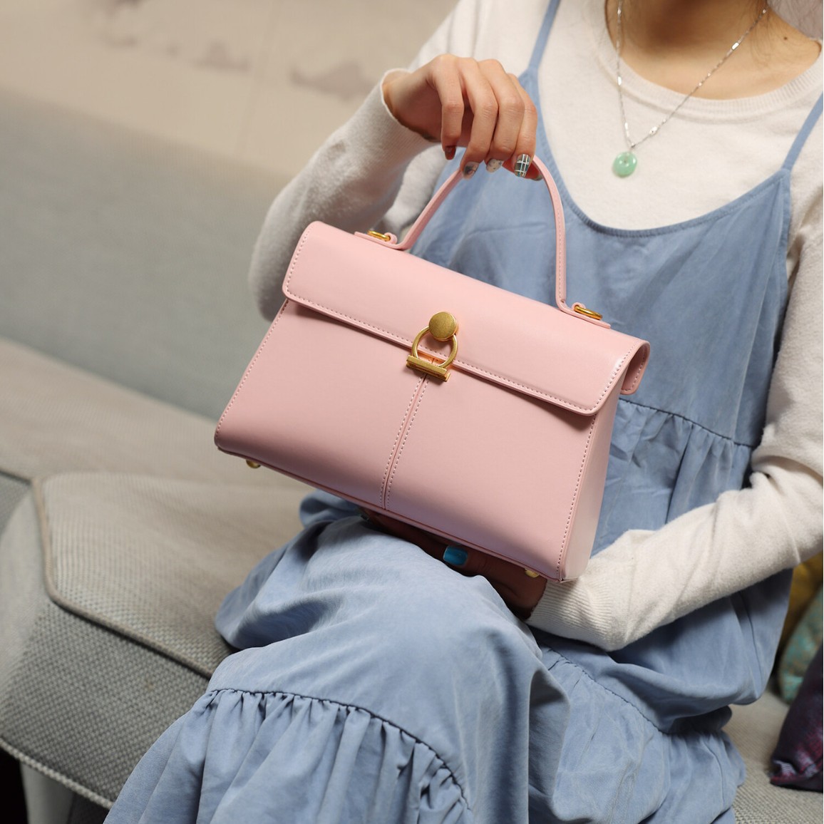 2026 Autumn/Winter Luxury Retro High-Texture Women's Bag Commuter Handbag Crossbody Small Square Bag Guangzhou Wholesale - Thumbnail 3