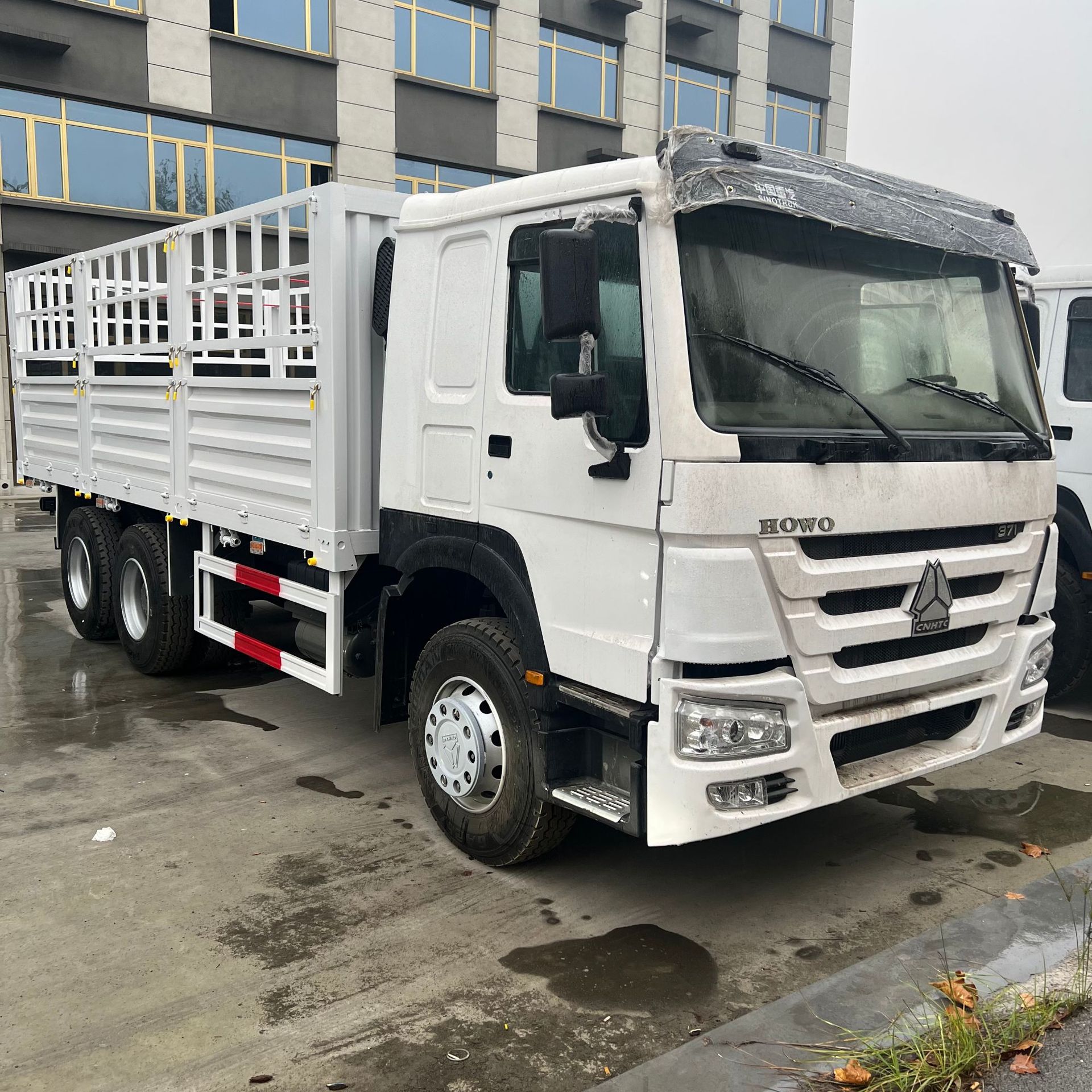 Factory Cross-Border In-Stock Howo Dump Truck 6.5m Flatbed Transport Truck Heavy-Duty Cargo Towing Truck