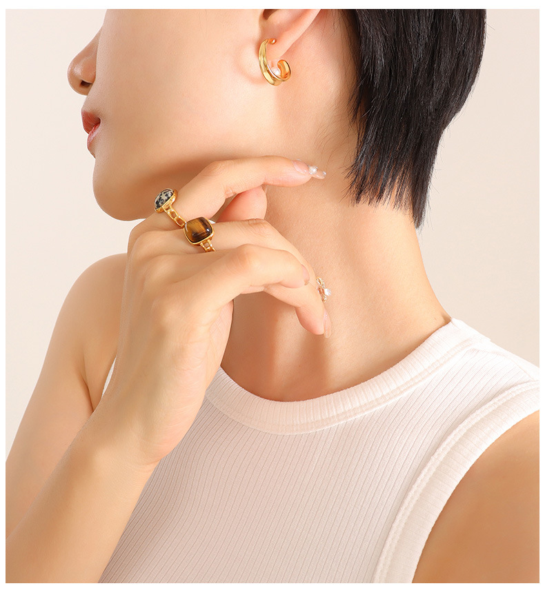 Modische Imitation Perle C-förmigen Stud Ohrringe Mädchen Titan Stahl Vergoldet 18k Gold display picture 1