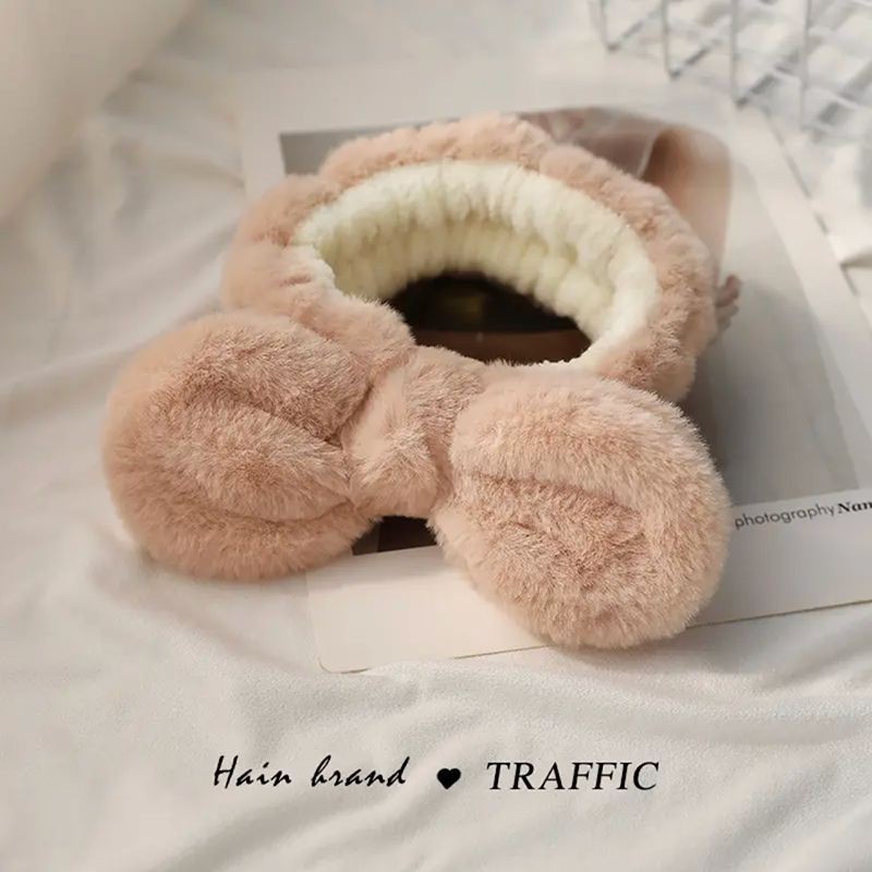 顔を洗って髪を洗って新型の少女の韓国の化粧をつけてマスクの専用のカチューシャをつけます。