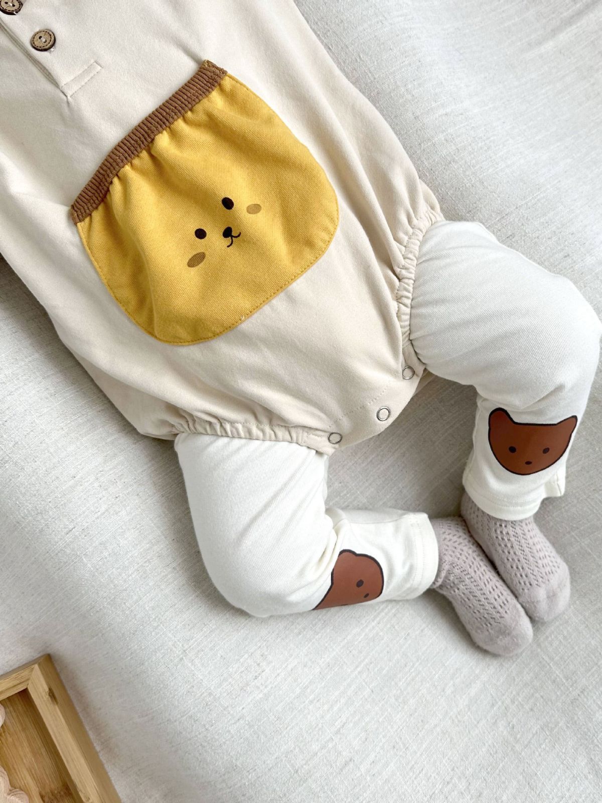 26 nuevos modelos de ropa de bebé estilo coreano para primavera, pelele con bolsillo de parche en forma de oso estilo ins, conjunto de mono para bebé.