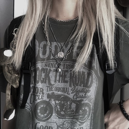 Personalized Hip-Hop Necklace for Autumn/Winter, Women's IG-Style Minimalist Design—European & American Multi-Layered Sweater Chain with Streetwear-Inspired Coin Pendant