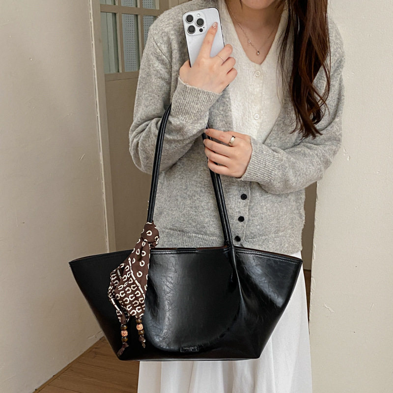 Túi tote nữ đeo vai thiết kế tối giản dáng shopping cỡ lớn — Cà phê màu lụa miễn phí khăn, Khăn lụa đen, Nâu lụa miễn phí khăn, Màu cà phê với khăn lụa chi tiết 21