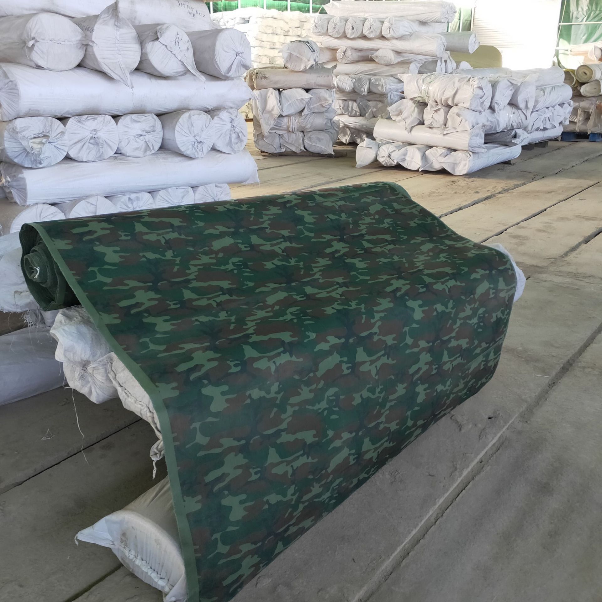 Lona de silicona de camuflaje personalizada al por mayor, resistente al desgaste, impermeable, tienda de camping, cubierta de asiento de coche, accesorios de camuflaje, tela de poliéster