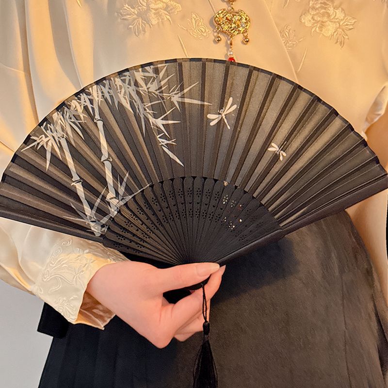 新しい中国式の折り畳み扇子の古風な夏の漢服の女性のチャイナドレスのダンスの扇子は携帯して写真を撮ります。|undefined