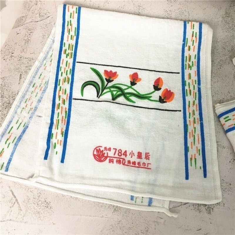Old-fashioned towels are cheap, light, and thin. The "Little Queen" towel is easy to absorb water and dries quickly. It is a white towel with a vintage print, suitable as a return gift Old-fashioned towels are cheap, light, and thin. The "Little Queen" towel is easy to absorb water and dries quickly. It is a white towel with a vintage print, suitable as a return gift