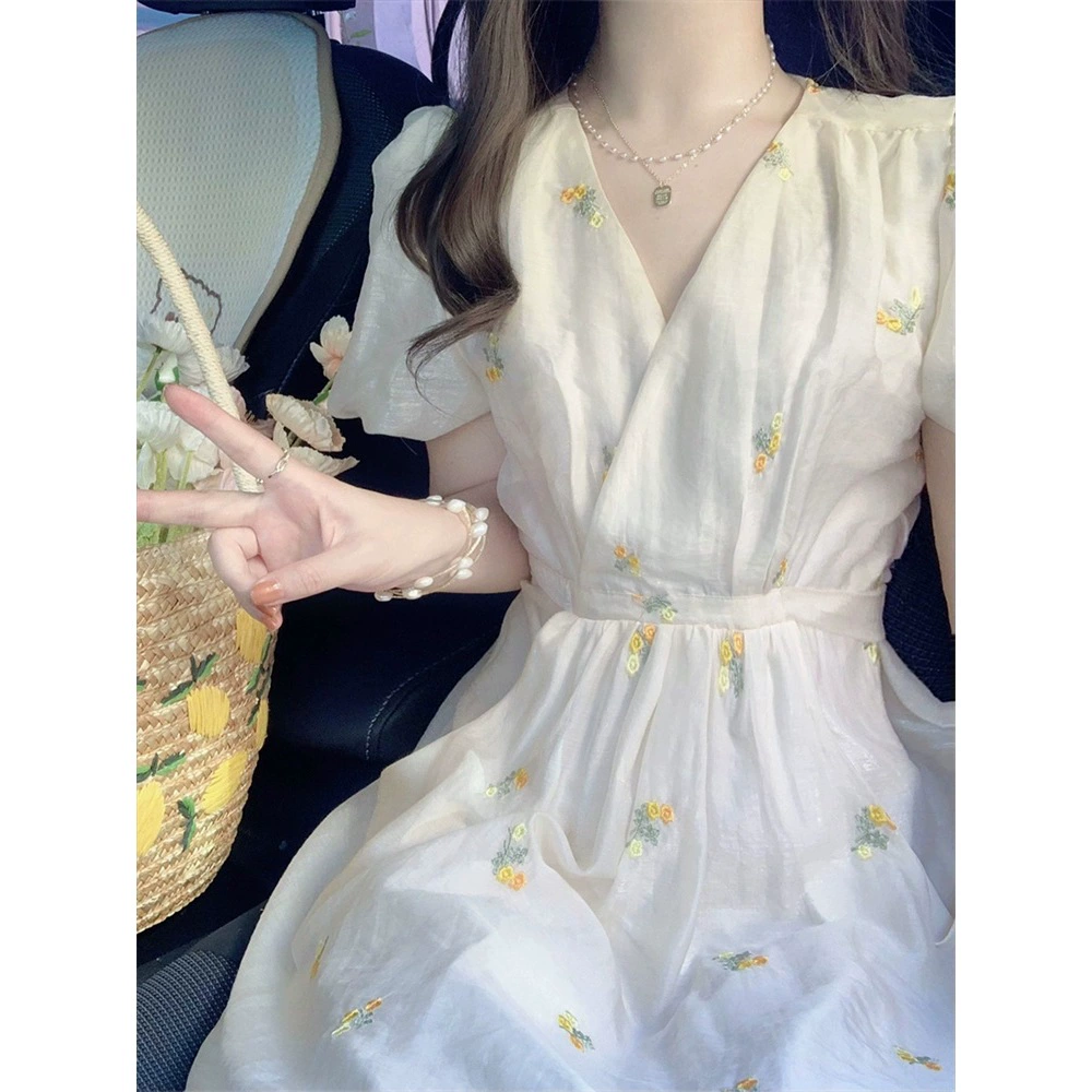Летнее платье Platycodon во французском стиле для зрелых женщин с V-образным вырезом, пышными рукавами и нишевым цветочным длинным платьем для миниатюрных женщин.
