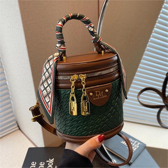 Bolso pequeño tejido de alta calidad para mujeres 2023 nuevo popular bolso de mensajero popular estilo occidental bolso de cubo del todo-fósforo