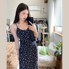 茶歇法式蓝色印花碎花露背吊带连衣裙女高级感度假风气质长裙纯欲