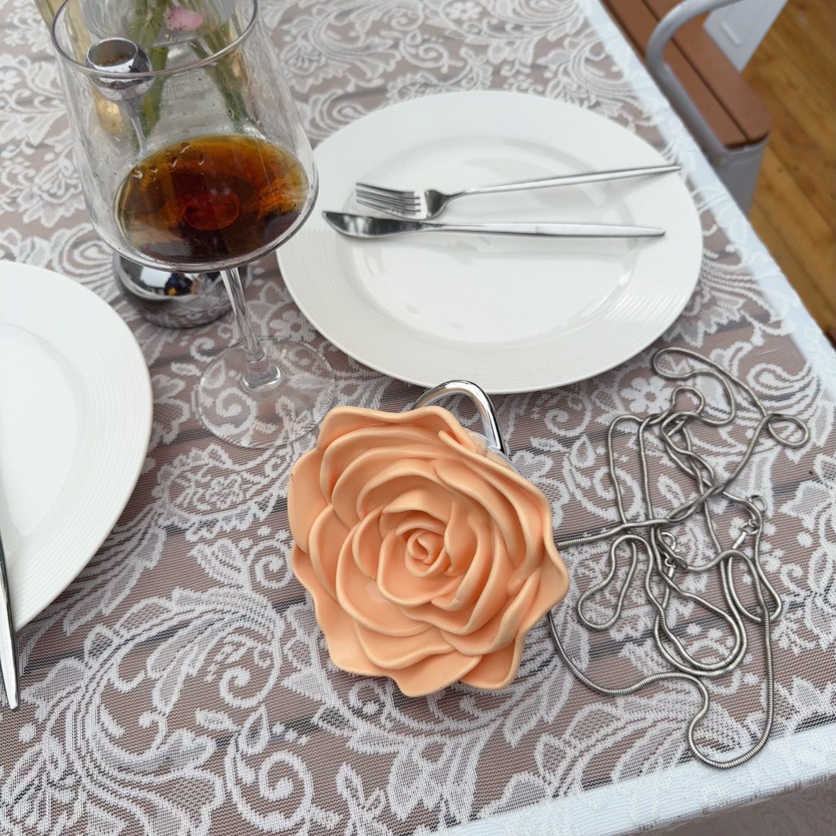 Elegant and stylish rose, versatile for autumn and winter, a box bag with a niche design and a sense of sophistication, a hand-held crossbody bag for dinner parties undefined