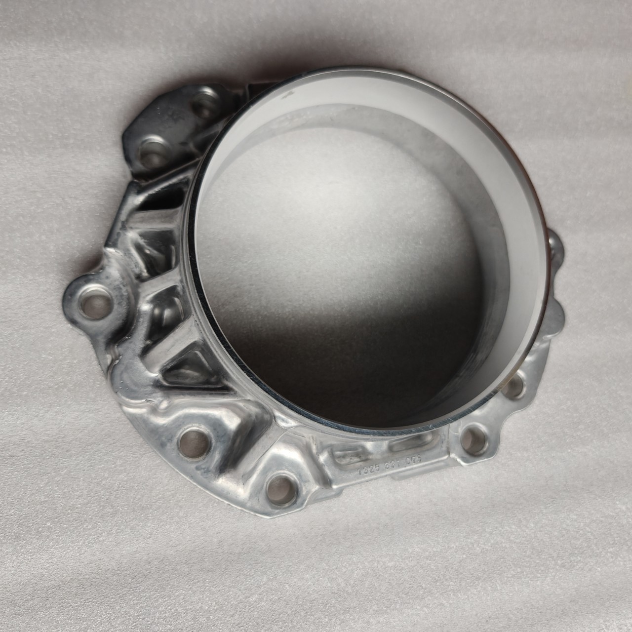 Suitable for Dongfeng and Sinotruk vehicles; ZF transmission cylinder end cover/rear cover for the second shaft, part number 1325.331.006