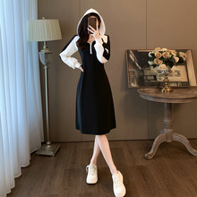 黑白撞色连帽卫衣裙子2025新款气质收腰长款过膝休闲连衣裙女秋季