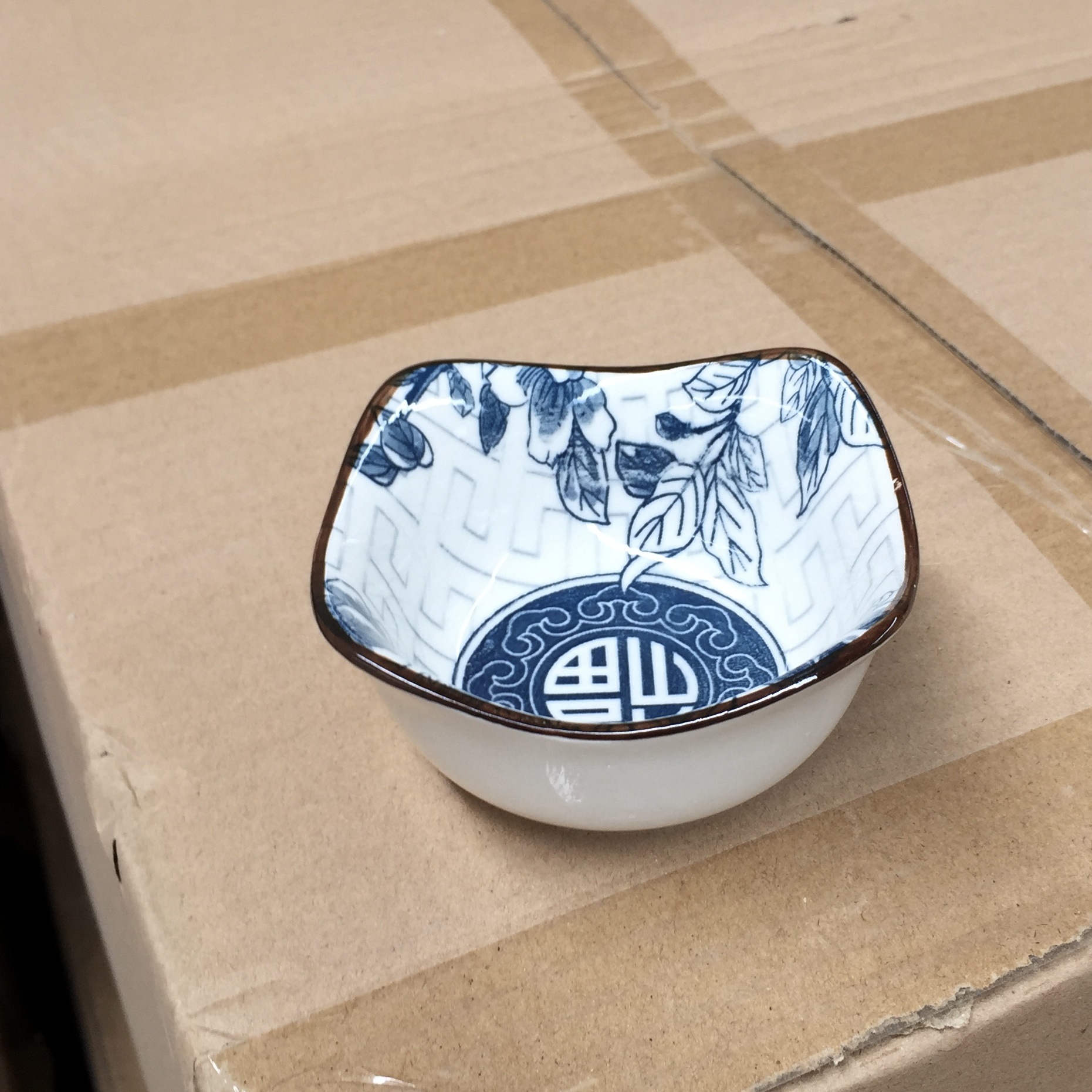 Impresión de cerámica en forma especial Fumantang plato de salsa para mojar plato tazón de olla caliente plato de salsa plato de bola de masa plato de salsa dos yuanes tienda