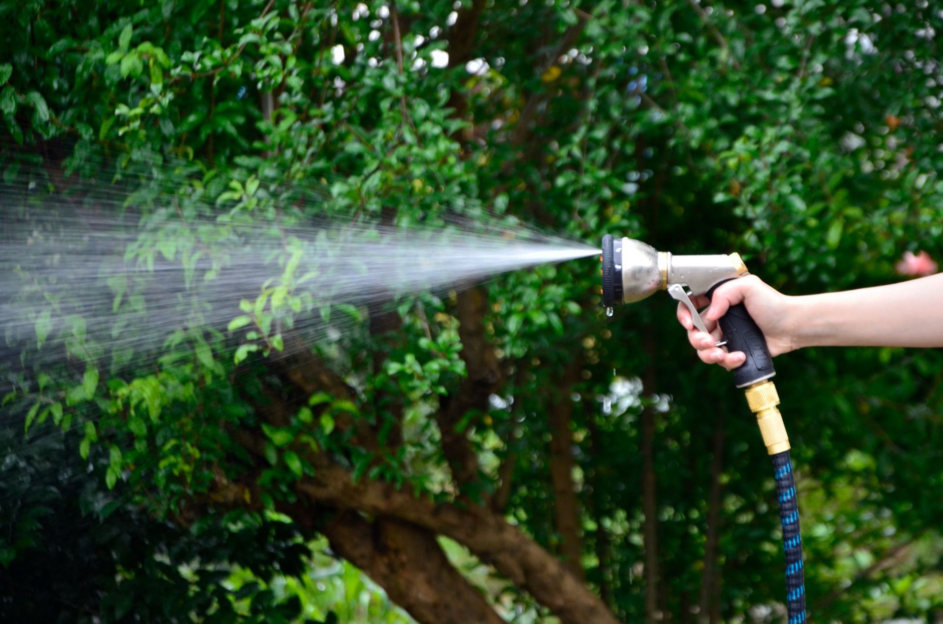 Telescopic water hose high pressure car washing water gun household washing car watering tool easy to store magic tube blue and black