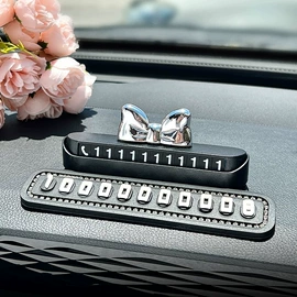 塑料工艺品;厨房用品配件;水果叉