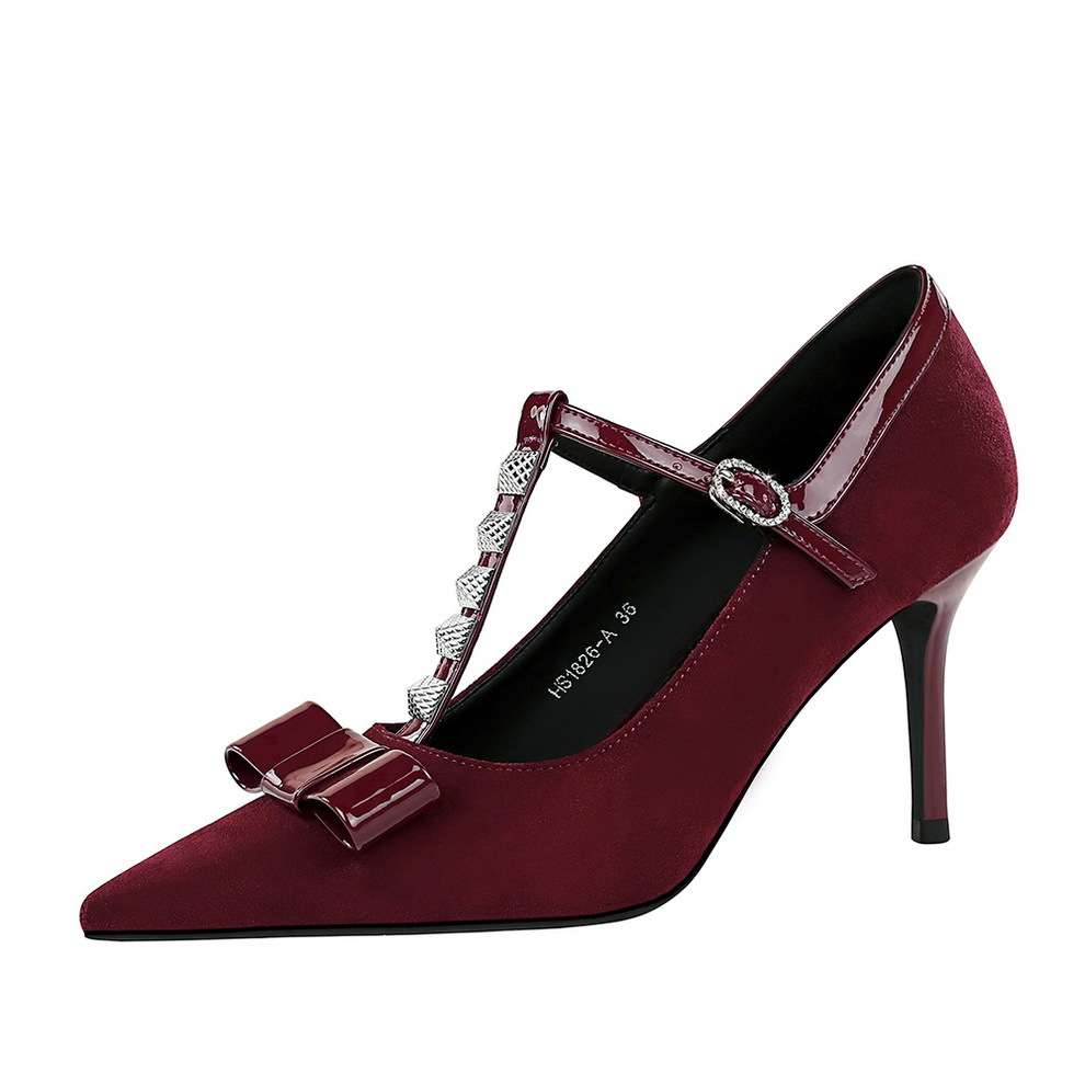 Décolleté stiletto a punta in camoscio con fiocco e borchie_voghion.com